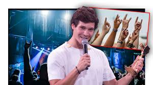 A junior version of the voice brasil (2012), where aspiring singers perform to vocal coaches who mentor them through three phases to find the next young superstar. Wincent Weiss The Voice Kids Coach Gibt Zu Er Mag S Gern Hart Musik