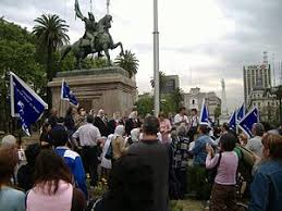 Viajes al exterior de las madres de plaza de mayo, publicada por la editorial de la universidad nacional de la plata en noviembre de 2018 y coordinada por luis zarranz. Madres De Plaza De Mayo Wikipedia La Enciclopedia Libre