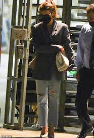 We would like to show you a description here but the site won't allow us. Kate Beckinsale Is Stylish As Ever In Checked Blazer And Trendy Ripped Jeans As She Arrives At Jfk Aktuelle Boulevard Nachrichten Und Fotogalerien Zu Stars Sternchen