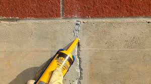 Su ilave edilerek homojen bir kıvama gelinceye kadar düşük devirli bir el mikseri ile karıştırılır. Dairenin Beton Duvarindaki Catlaklari Kapatiyor Tugla Ve Beton Duvarlardaki Catlaklarin Basit Onarimi Adim Adim Talimatlar Cozelti Ne Kadar Sure Kurur