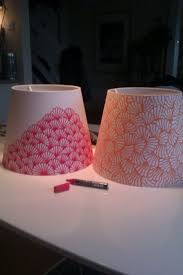 Pour mettre l'intérieur en valeur, optez partages. Do It Yourself Lampshade Tutorials Pretty Designs Lampe Diy Abat Jour Decoration Art Diy