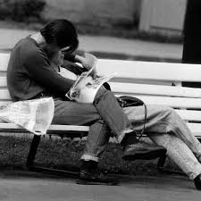 Black And White Kissing Love Couple Kissing On The Bench Amor Casal Paixao Sentimentos