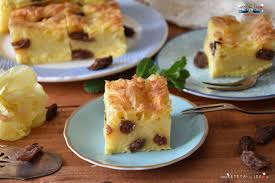 Nu e cu foi facute in casa, pentru ca nu am avut timp, dar garantez ca umplutura este mai gustoasa, continand doar branza, smantana, oua si stafide dolofane. Placinta Creata Cu Branza Dulce Si Stafide Reteta Video