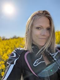 Profitez bien de ce loooooong week-end l'équipe 👌🏻 Soleil, moto, couleur,  tout pour passer un excellent moment 🏍️✌🏼❤️ PROFIL INSTA ➡️  https://www.instagram.com/sandy_bikegirl?igsh=czVoeDlmMmVxbW1m