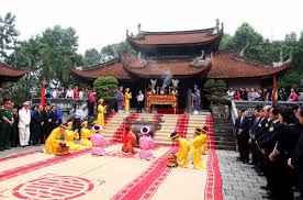 Đứng cạnh tôi giữa điệp trùng núi đá vôi xanh ngắt ở kim bảng (hà nam) là anh hùng bảo tồn của việt nam. Ä'á»n Hung Trung Tam Thá»±c Hanh Tin NgÆ°á»¡ng Thá» Cung Hung VÆ°Æ¡ng VÄƒn Hoa Vietnam Vietnamplus