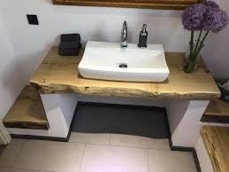 Waschtischplatte Aus Massivem Eichenholz Mit Baumkante Www Massivholz Gatterdam De Waschtisch Holz Badezimmer Waschtischplatte Waschtisch Holz Rustikal