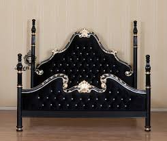 Das bett im barockstil auf geschwungenen beinen mit hohem weichen kopfteil, das mit velours oder seide bezogen ist, wird ein hauptelement im ruheraum sein. Barock Bett Dark Golden Spirit Lionsstar Gmbh