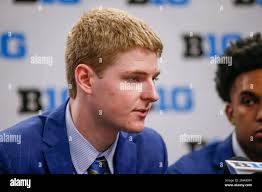 Wisconsin player Steven Crowl speaks during Big Ten NCAA college basketball  Media Days Wednesday, Oct. 12, 2022, in Minneapolis. (AP Photo/Bruce  Kluckhohn Stockfotografie