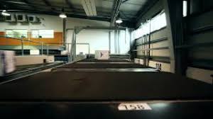 Oferă posibilitatea de a deschide comanda la livrare și de a verifica vizual, în maxim 1 minut, dacă produsele comandate sunt corespunzătoare; The Package S Road From The Sender To The Recipient With Fan Courier Fan Courier