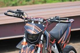 Memang tidak terlalu banyak ide modifikasi motor kawasaki klx 150 ala supermoto ini, namun tentunya memang bawaannya sudah mendukung konsep tersebut. Kawasaki D Tracker 150 Berubah Supermoto Kaki Kaki Bikin Ngiri Gridoto Com