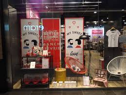 Trouvez ici toutes les adresses, téléphones et horaires de la chaise longue à mons et de vos magasins préférés. La Chaise Longue Kakemonos Saint Valentin Retail Window Display Agence Chaise Rennes