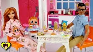 La familia lol bebe goldie esta en el aeropuerto de barbie esperando su vuelo! Bebes Lol Surprise Y Mama Barbie Rutina De La Manana En Familia Youtube