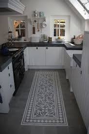 Idees Deco Pour Personnaliser Une Cuisine Blanche Deco Cuisine Carreaux Sol Cuisine Pour Idees De Deco De Cuisi Home Kitchens Kitchen Design Kitchen Flooring