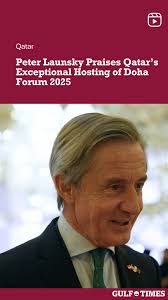 H.E. Ambassador Erika Bernhard, with fellow colleagues enjoying Qatar's  rich cultural heritage and an impressive performance of the traditional  sword dance. 🇦🇹🤝🇶🇦 #AustriaInDoha #CulturalDiplomacy #Qatar