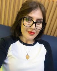 ⭐️ Hoy, te cuento la historia de la morra que revela cuánto gana como  doctora en una Farmacia. Letty Beck La Mejor FM 99.9