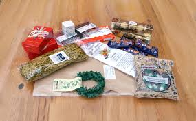 Tom smith, a sweet maker, thought of including short paper mottos in between his sweets and their wrappers in much the same. Homemade Christmas Crackers A Blackbird S Epiphany Uk Women S Fitness And Fantasy Writing Blog Homemade Christmas Crackers
