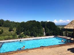 Perfect pentru familiile cu copii, resortul dispune de piscina incalzita, club pentru copii unde se organizeaza zilnic jocuri diverse pentru cei hotelul dispune de loc de joaca amenajat pentru copii si ofera acces la parcul de distractii aventura. Top 10 Pensiuni Cu Piscine Uimitoare Despre Care N Ai Crede CÄƒ Sunt In Romania