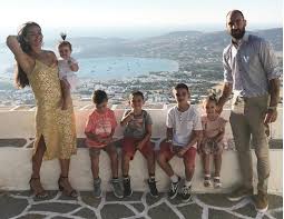 Μάλιστα η επιλογή έγινε από τον ίδιο τον βασίλη… εμείς ψάξαμε και βρήκαμε μερικά πράγματα που δεν γνωρίζαμε για. H Zwh Me 5 Paidia To Video Ths Olympias Xopsonidoy Poy 8ymizei Kati Apo Ta Spitia Olwn Mas Infokids Gr