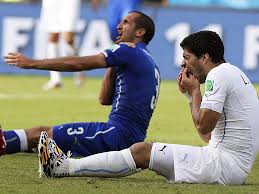Es war sein glück, dass der schiedsrichter es nicht gesehen hat. Opfer Chiellini Suarez Beisst Wieder Zu Weltmeisterschaft Kicker