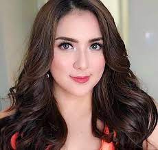 Ara mina, 14 yaşında gençlere yönelik olan that entertainment programı ile filipin eğlence endüstrisinin bir parçası oldu. Ara Mina Movie List Peoplaid Channel