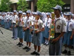 Ini telah menghadirkan demokrasi dalam sistem pendidikan kita, di mana tidak ada lagi dikotomi perguruan tinggi negeri dan swasta. 69 Nama Sekolah Sma Terbaik Dan Terfavorit Di Indonesia Medanterkini Com The Real News Lifestyle
