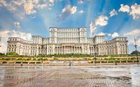 Este o construcție finalizată cam 90%. Palatul Parlamentului