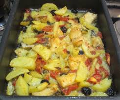 Ingredienti (x 2) 2 filetti di orata 2 patate grandi 30 gr circa di mandorle pelate, tritate grossolanamente al coltello sale. Baccala Al Forno Con Patate Olive Nere E Pomodorini Idee Alimentari Ricette Cucinare Il Pesce