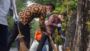 Anda tidak harus mengatakan apa pun saat menyadari ada yang tidak beres; Cara Menjadi Sapu Jalanan Cara Menjadi Sapu Jalanan Cara Menjadi Sapu Jalanan Cek Background