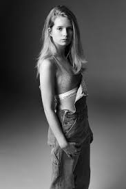 Un amigo de la infancia le prestó $10,000 dólares para iniciar la operación de la recién creada empresa y posteriormente, un mes más tarde, se unió a calvin klein ltd. Calvin Klein Through The Years Vanity Fair