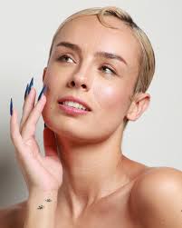 Snow White to Evil Queen Fashion story🍎🪞✨ Makeup: @hopewrldbeauty_ Hair:  @makeupbyhollib Model: @misshollywoof Photographer: @dafoto2 . . .  #snowwhite #makeup #fashionphotoshoot #editoralmakeup