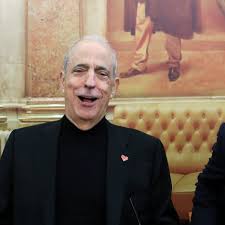 Não só por problemas de adaptação à cultura, aos costumes e à historiadores de renome, portugueses e estrangeiros, dedicaram muitas horas a casarem as peças. De Que Se Ri Berardo A Historia De 7 Negocios De Joe Observador