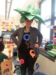 Palm Tree Hat I Made Out Of Construction Paper She Loved It Classroom Design Making Out Crafts