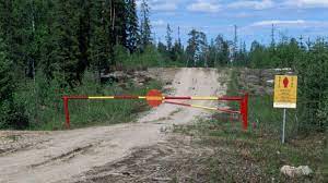 The countries with whom russia shares its land border include north korea, china, norway, finland, ukraine, kazakhstan, poland, georgia, mongolia, latvia, estonia, azerbaijan, belarus, and lithuania. Cheeky Conman Erects Fake Russia Finland Border Tricks Illegal Migrants Into Paying Him To Cross It Rt Russia Former Soviet Union