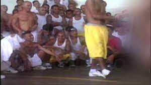 Prostitutas bailan desnudas en penal de Izalco (vídeo completo) 