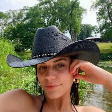 Grace Thornton's Instagram, Twitter & Facebook