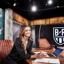 Escultural y políglota, la presentadora británica volvió a deslumbrar en la ceremonia de premiación. Cartilage Free Captain Interviews Fox Turner Sports Host Kate Abdo Cartilage Free Captain