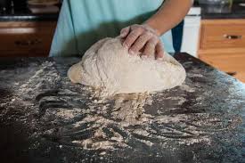 L'impasto, della pizza bonci al farro integrale, deve lievitare per un totale di 24 ore, in base alla temperatura di casa dovrà restare per il tempo indicato nella tabella a temperatura ambiente (misuratore laser di temperatura), dopodiché inseritelo nel frigo fino alla fase successiva. Pizza Bonci Con Farina Integrale Farcita Ricetta Da La Prova Del Cuoco