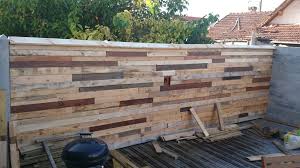 Le bardage désigne le revêtement extérieur destiné à recouvrir vos murs extérieurs et votre le bardage est fixé au mur à l'aide d'ossature métallique, mais il peut également être directement vissé. Bardage De Mur En Bois De Recuperation Par Gatien Sur L Air Du Bois