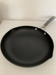 Calphalon is a brand of cookware and cutlery products owned by newell rubbermaid. Simply Calphalon 10 Inch Nonstick Skillet With Lid Omelette Fry Pan 1390 For Sale Online Ebay