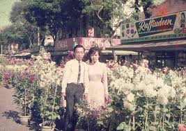 Ảnh độc về chợ hoa Tết 1967 ở Sài Gòn