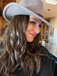 Shayna Leone's Instagram, Twitter & Facebook