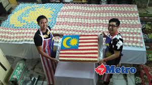 Bendera malaysia direkabentuk ciptaan oleh seorang arkitek jabatan kerja raya kerajaan di johor ketika itu bernama mohamed bin hamzah. Kek Cawan Jalur Gemilang