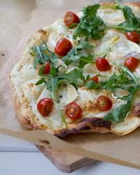 Flammkuchen Mit Weissem Spargel Ziegenkase Tomaten Und Rucola Rezept Rezepte Flammkuchen Essen