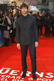 Regista, attori, sceneggiatori, musicisti e tutto il cast tecnico. All The Pretty People On The Red Carpet For The Premiere Of The Guernsey Literary And Potato Peel Pie So The Guernsey Literary Michael Huisman Michiel Huisman