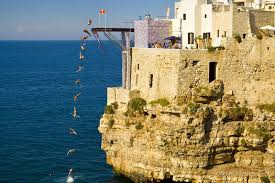 Der 25 jahre alte mann sei von der bei klippenspringern beliebten falkensteinwand aus etwa 40 metern höhe in den see gesprungen und nicht wieder aufgetaucht, sagte ein sprecher der wasserrettung salzburg. Red Bull Cliff Diving Spektakulare Sprunge In Der Speicherstadt Bilder Fit For Fun