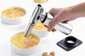 Le chalumeau de cuisine peut participer à la préparation d'un repas entier : Tous Les Ustensiles Pour Cuisiner Comme Un Grand Chef Darty Vous