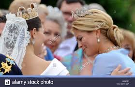 Der stockholmer modedesigner pär engsheden. Kronprinzessin Victoria Von Schweden L Und Ihre Schwester Prinzessin Madeleine Von Schweden R Kommen Auf Dem Balkon Des Koniglichen Palastes Nach Ihrer Hochzeit In Stockholm Schweden 19 Juni 2010 Foto Carsten Rehder