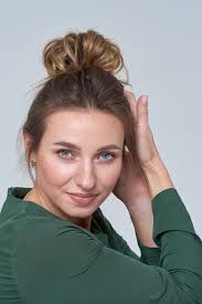 This video is about how to get a big bun for short, thin hair. How To Make A Perfect Messy Bun No Matter Your Hair Length