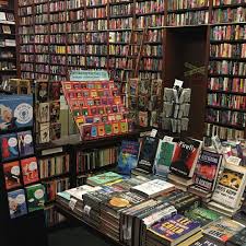 A Guide To The Best Independent Bookstores In Nyc Bookstore Bookshop Cobblestone Paving