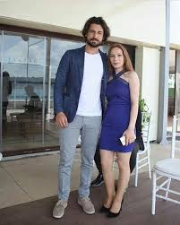 Aynı yıllarda sinema sektöründe de adını duyuran alp navruz ilk olarak ceberrut isimli sinema filmiyle kariyerini geliştirmeye devam etmiştir. Alp Navruz Icin 570 Fikir Unluler Mavi Ofis Ozur Sozleri